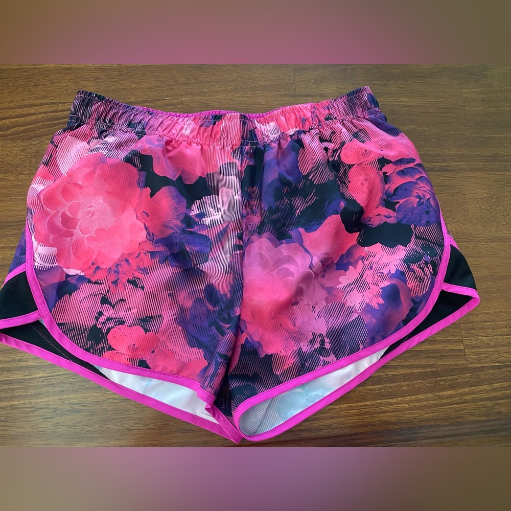 Womens Xersion shorts, size medium. - Picture 4 of 6